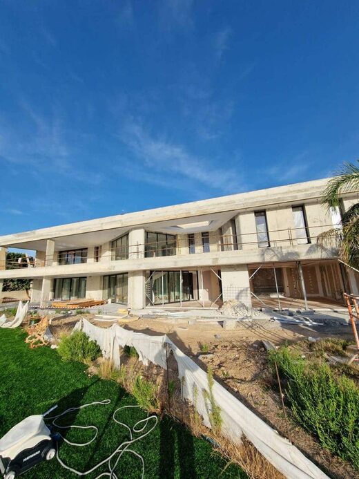 Cr&#x00E9;ation&#x20;d&amp;&#x23;8217&#x3B;une&#x20;cage&#x20;d&amp;&#x23;8217&#x3B;ascenseur&#x20;en&#x20;b&#x00E9;ton&#x20;arm&#x00E9;&#x20;dans&#x20;une&#x20;Villa&#x20;contemporaine&#x20;&#x00E0;&#x20;Mandelieu&#x20;la&#x20;Napoule