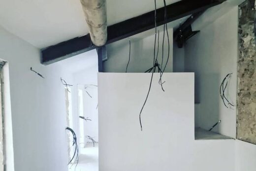 Création d&#8217;une mezzanine suspendue en profilé métallique avec renforcement de la toiture à Aix-en-Provence
