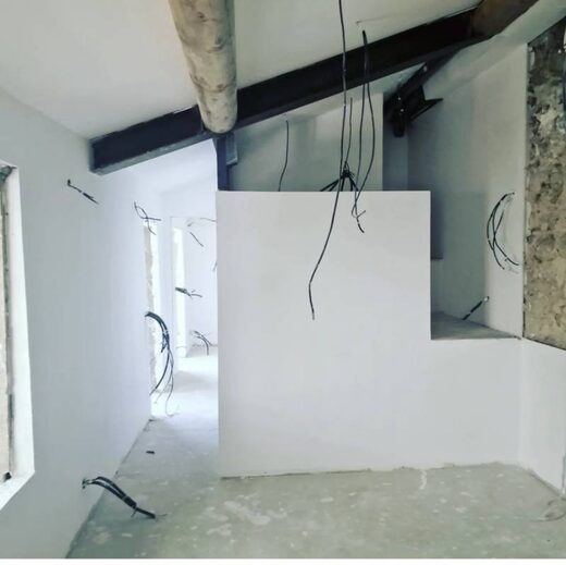 Cr&#x00E9;ation&#x20;d&amp;&#x23;8217&#x3B;une&#x20;mezzanine&#x20;suspendue&#x20;en&#x20;profil&#x00E9;&#x20;m&#x00E9;tallique&#x20;avec&#x20;renforcement&#x20;de&#x20;la&#x20;toiture&#x20;&#x00E0;&#x20;Aix-en-Provence